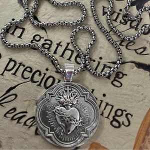 NWOT - Unisex silver Sacred heart necklace